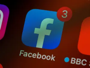 facebook icon on phone with notifications